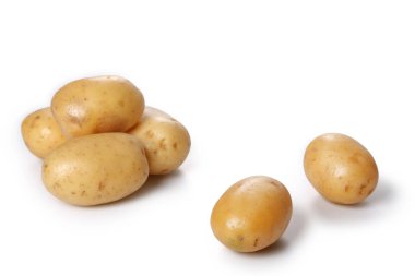 Patatesler beyaz arkaplanda izole