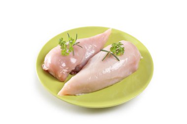 Beyaz arka planda taze tavuk filetosu.