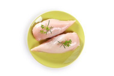 Beyaz arka planda taze tavuk filetosu.