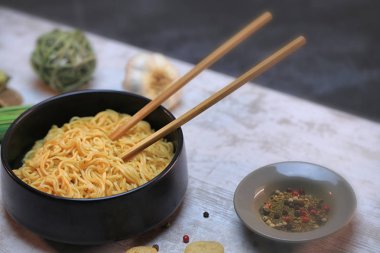 Erişteli geleneksel Çin çorbası.