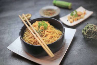 Erişteli geleneksel Çin çorbası.