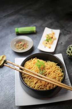 Erişteli geleneksel Çin çorbası.