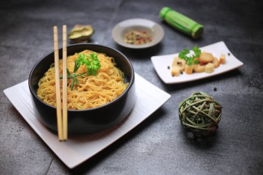 Erişteli geleneksel Çin çorbası.