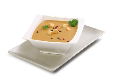 Beyaz arka planda izole edilmiş bir kase çorba.