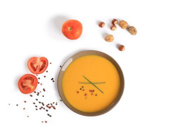 Beyaz arka planda izole edilmiş bir kase çorba.