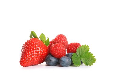 beyaz zemin üzerine kırmızı meyveler