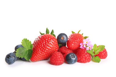 beyaz zemin üzerine kırmızı meyveler