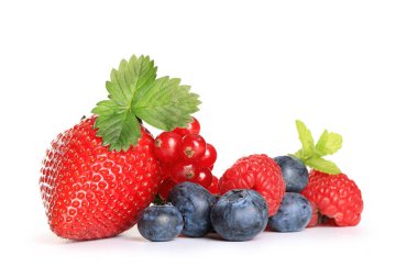 beyaz zemin üzerine kırmızı meyveler