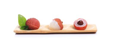 Lychee meyvesi beyaz arkaplanda izole