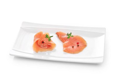 Beyaz arka planda çiğ somon filetosu, çiğ balık, biber ve aroması.