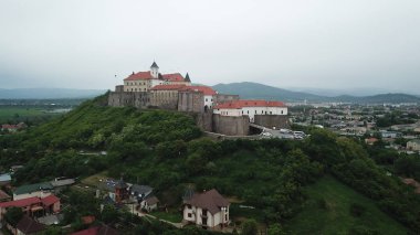 Karpat dağlarında eski bir kale. Mukachevo 