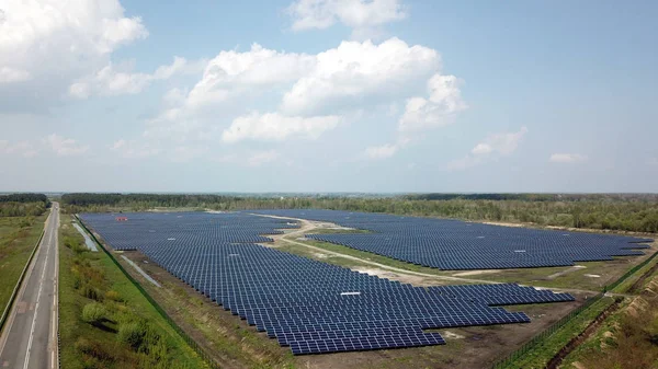 Ukrayna'da güneş panelleri. Kuş bakışı