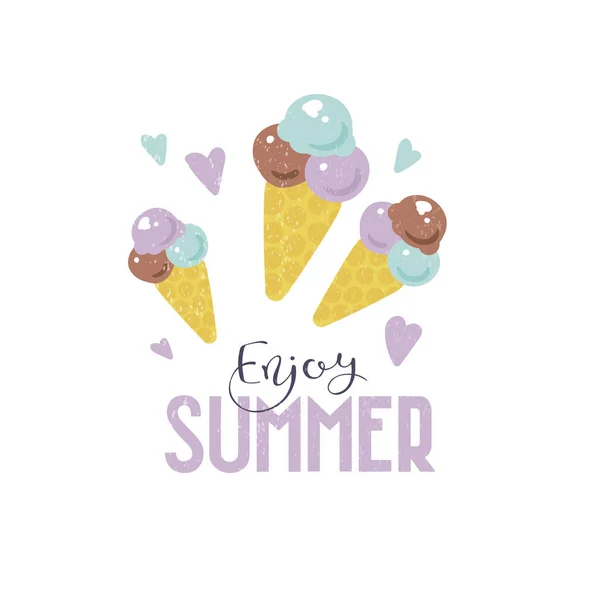 Een wafer-stijl ijsje met vers zomerijs, omgeven door harten. Platte vector illustratie op witte achtergrond met de tekst "Enjoy Summer". Icoon van roomijs met hand getekende belettering. — Stockvector