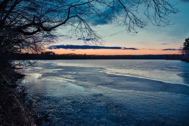 Marlborough, Massachusetts'te bir gölde gün batımı