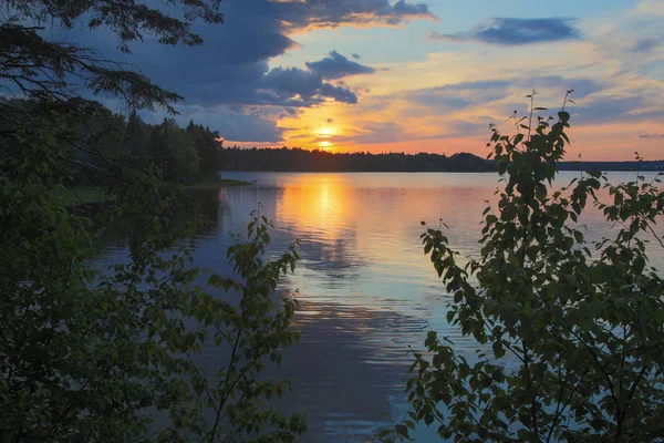 Sonnenuntergang über der Meeresbucht auf dem Wüstenberg verengt sich in der Nähe des Acadia-Nationalparks — Stockfoto