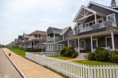 Oak Bluffs, Martha's Vineyard, Ma - Haziran 2019: Renkli zencefilli evler