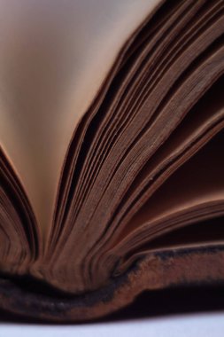 Eski bir kitabın sarı sayfalarının makro fotoğrafı..