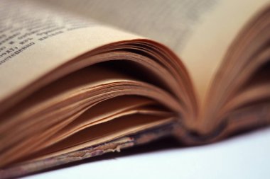 Eski bir kitabın sarı sayfalarının Macro fotoğrafı. Fotoğrafta sadece 