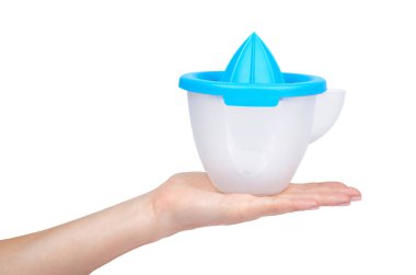 Beyaz arka plan üzerinde izole el ile mavi şeffaf narenciye sıkacağı.