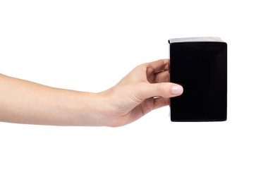 Beyaz arka plan üzerinde izole el ile siyah hediye kutusu.