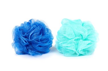 Beyaz arka plan üzerinde izole mavi banyo süngeri.