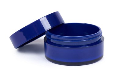 Beyaz arka plan üzerinde izole temiz krem şişesi.