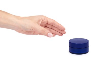 Beyaz arka plan üzerinde izole el ile temiz krem şişesi.