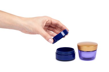 Beyaz arka plan üzerinde izole el ile temiz krem şişesi.