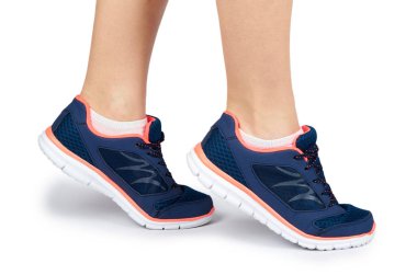 Spor ayakkabı beyaz arka plan üzerinde izole uygun kadın bacak.