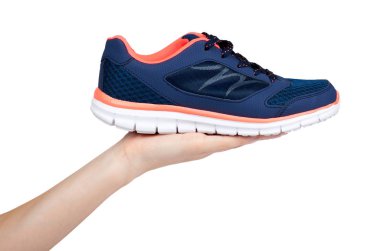 Kadın mavi spor ayakkabı ile izole üzerinde beyaz arka plan el.