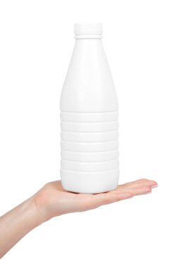Beyaz plastik süt şişesi beyaz arka plan üzerinde izole el ile.