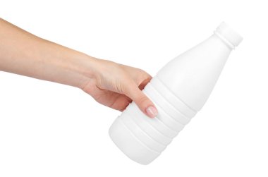 Beyaz plastik süt şişesi beyaz arka plan üzerinde izole el ile.