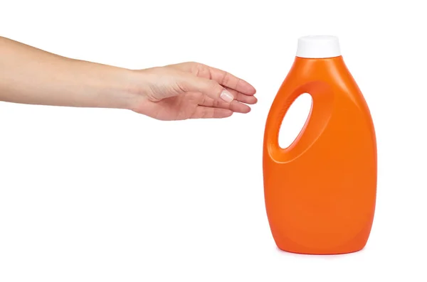 Orangefarbene Plastikwaschmittelflasche Mit Isolierter Hand Auf Weißem Hintergrund — Stockfoto