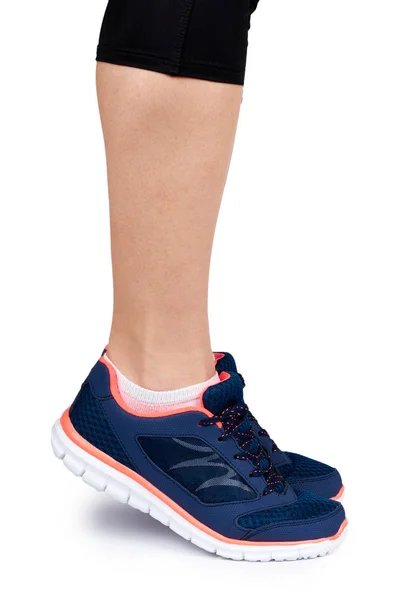Fit Vrouwelijke Been Sport Schoen Geïsoleerde Witte Achtergrond — Stockfoto