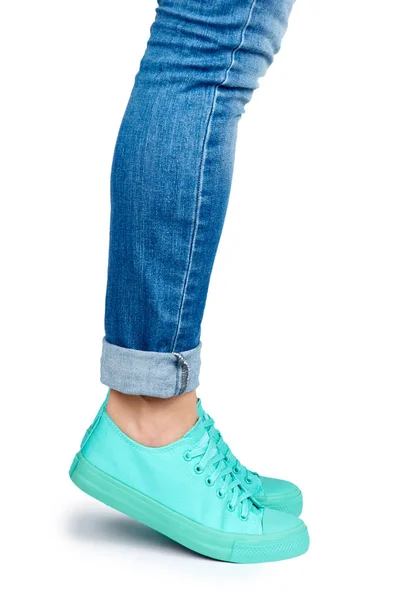 Kot Pantolon Spor Ayakkabı Beyaz Arka Plan Üzerinde Izole Kadın — Stok fotoğraf