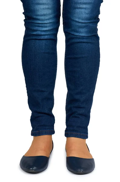 Piernas Mujer Jeans Zapatos Cuero Aislados Sobre Fondo Blanco — Foto de Stock