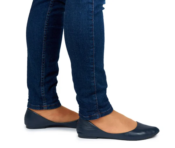 ジーンズと白い背景で隔離の革の靴の女性の脚 — ストック写真