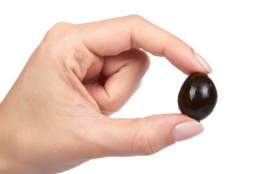 Beyaz arka plan üzerinde izole el ile organik zeytin berry.