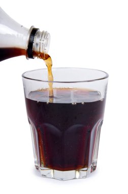 Cam şişe, beyaz arka plan üzerinde izole akışından Cola İçecek.