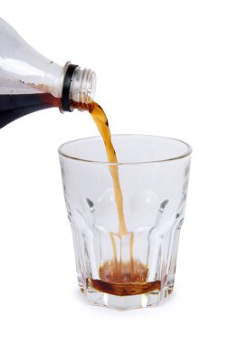 Cam şişe, beyaz arka plan üzerinde izole akışından Cola İçecek.