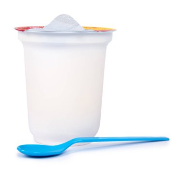 Yoğurt krem beyaz arka plan üzerinde izole kap içinde.