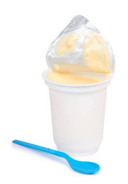 Yoğurt krem beyaz arka plan üzerinde izole kap içinde.