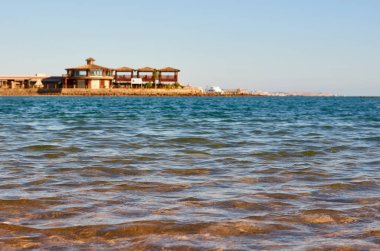 Güzel deniz ya da okyanus ve mavi gökyüzü arka plan.