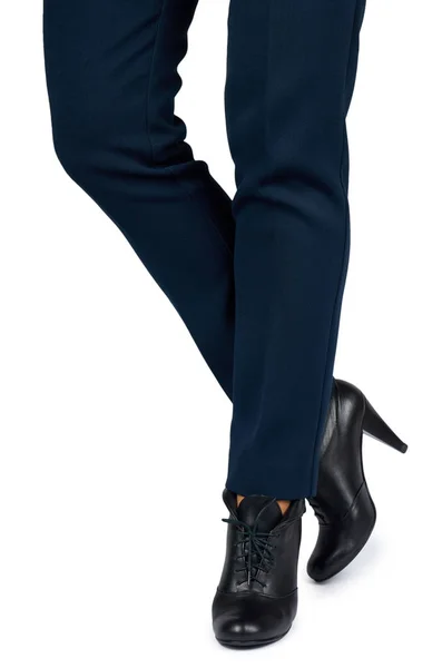 Kadın Bacak Pantolon Beyaz Arka Plan Üzerinde Izole Deri Ayakkabı — Stok fotoğraf