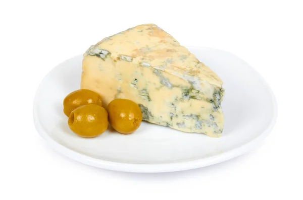 Trozo Queso Azul Lechoso Con Aceitunas Aislado Sobre Fondo Blanco —  Fotos de Stock