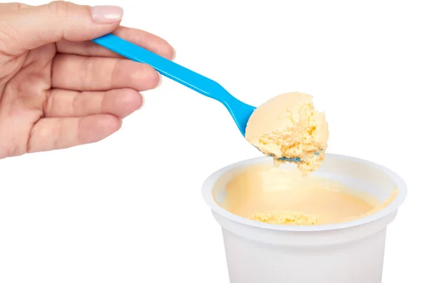Crema Yogur Recipiente Con Mano Aislada Sobre Fondo Blanco — Foto de Stock