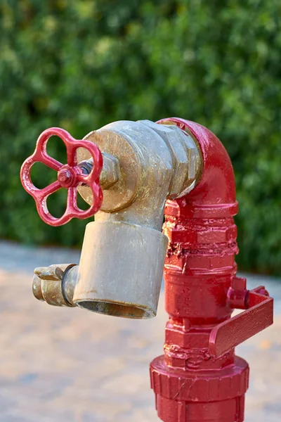 Fireplug Velho Vermelho Com Válvula Branca Contra Fundo Parede — Fotografia de Stock