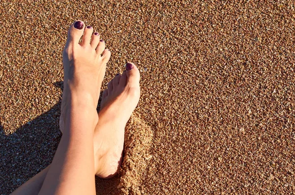 海のビーチでの日光浴の女性足ビュー — ストック写真
