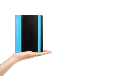 Siyah defter ile elastik bant ve el, beyaz arka plan üzerinde kopya alanı şablonu izole kapalı.