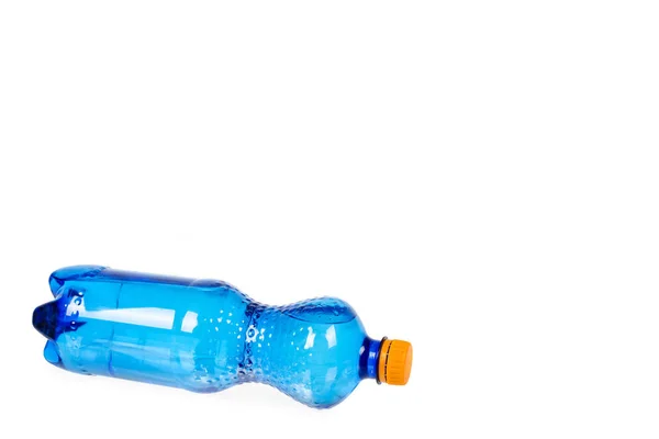 Botol Air Plastik Biru Dengan Topi Oranye Diisolasi Pada Latar — Stok Foto